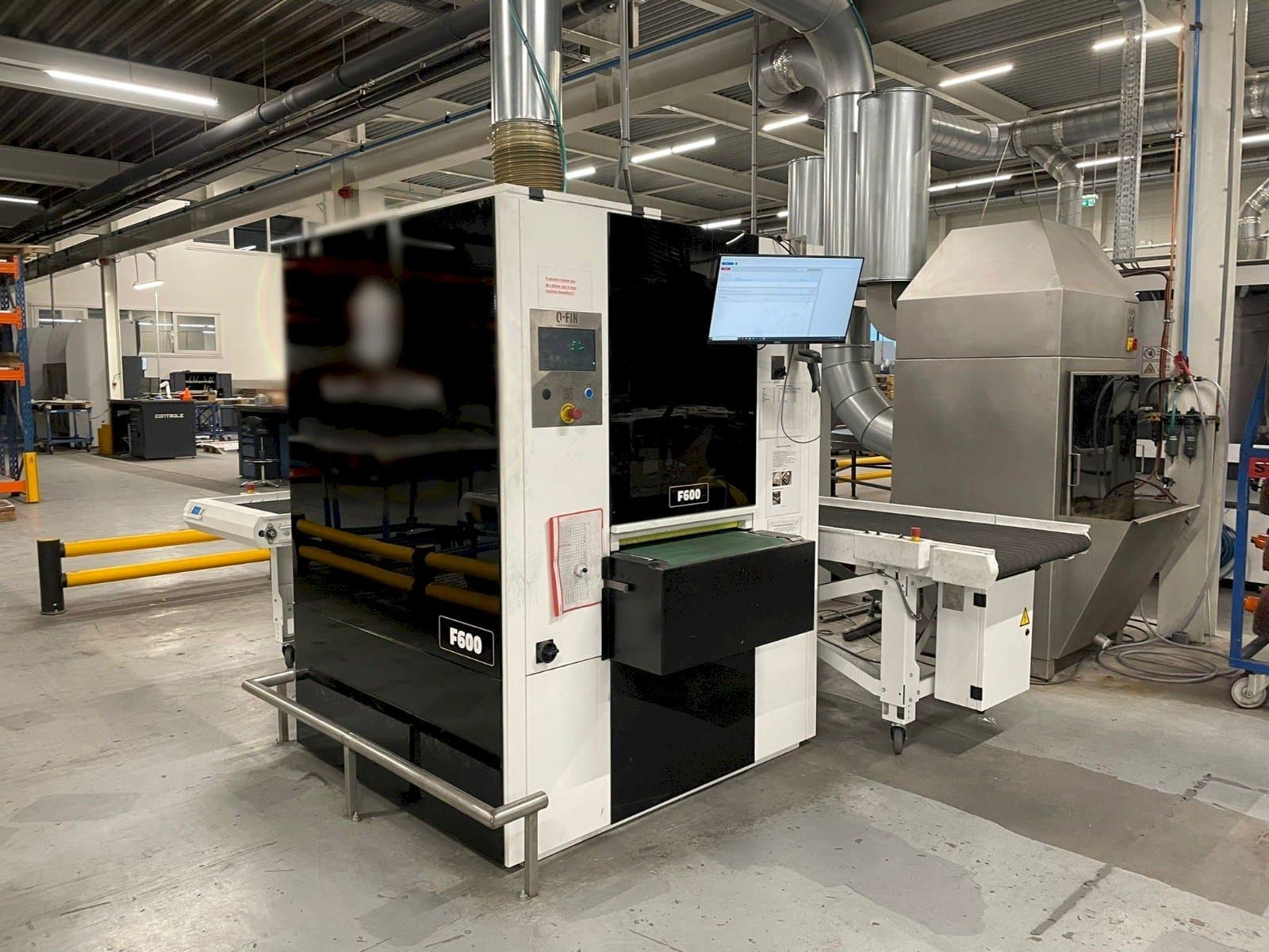 Vista Frontal  da Q-FIN F600  máquina