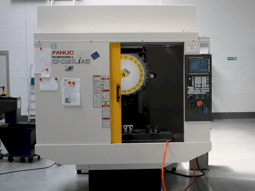 Vista Frontal  da FANUC RoboDrill D21LiA5  máquina