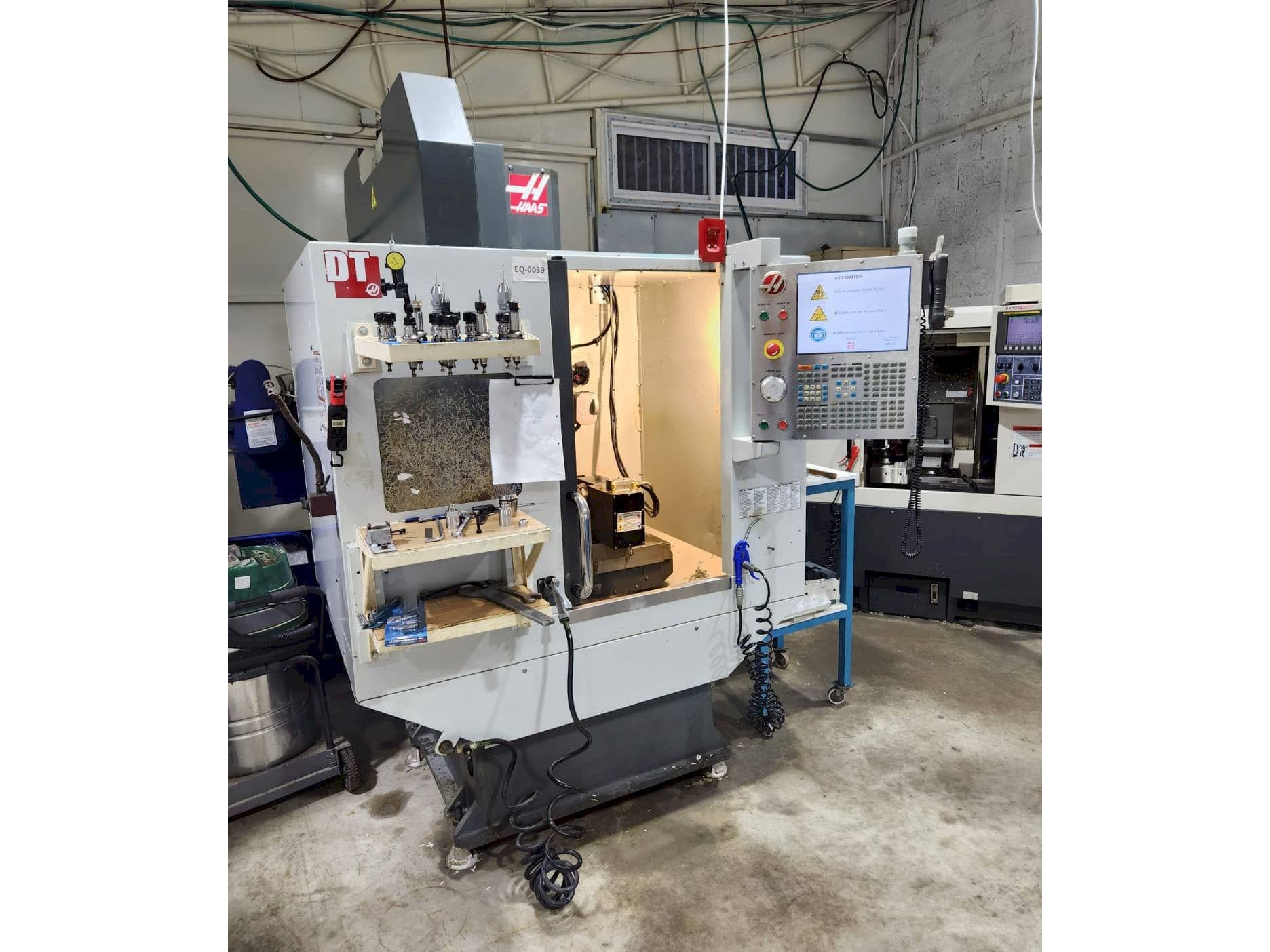 Vista Frontal  da HAAS DT-1  máquina