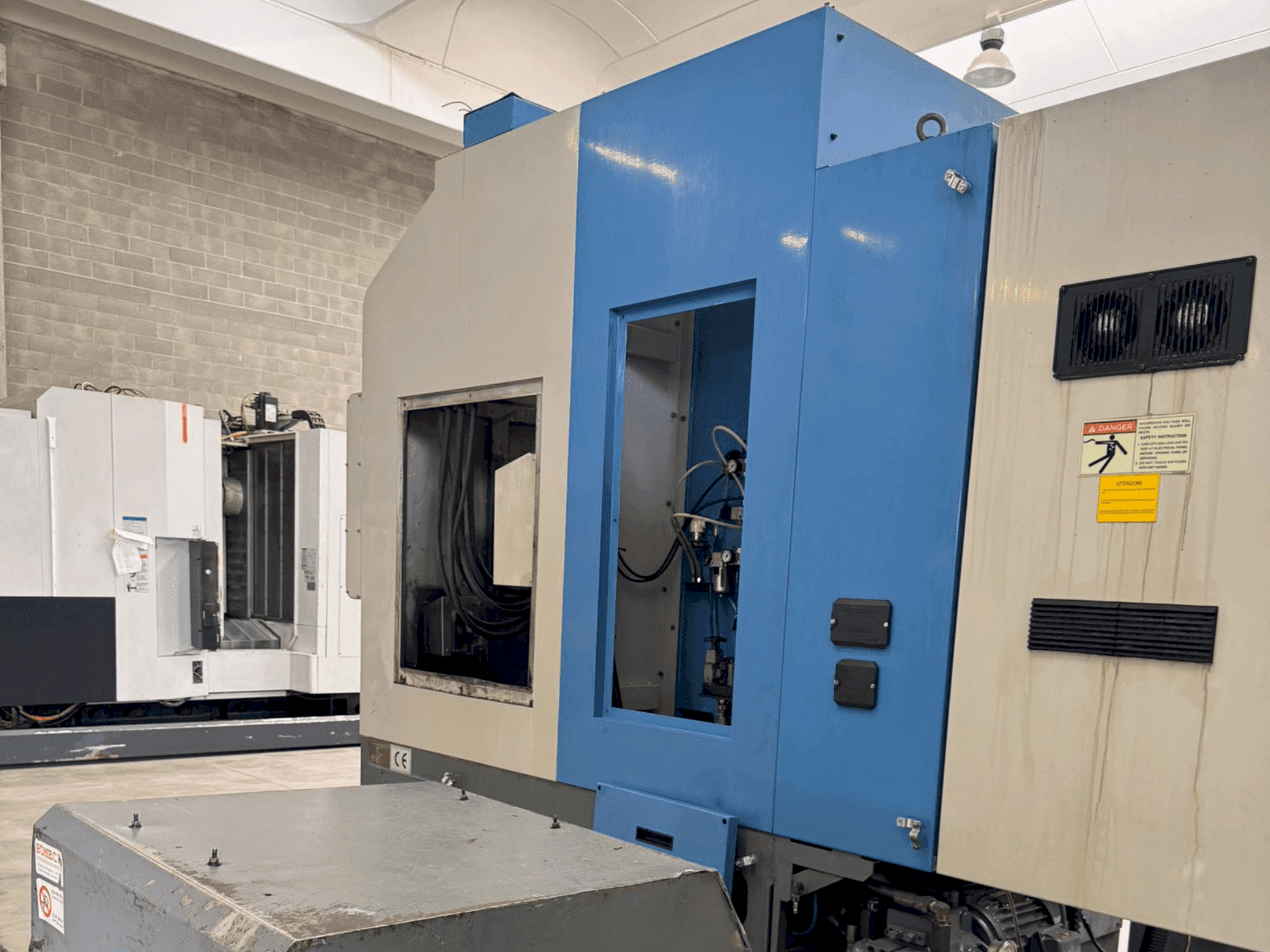 Vista Frontal  da HYUNDAI KIA Hyundai HiT V5R  máquina