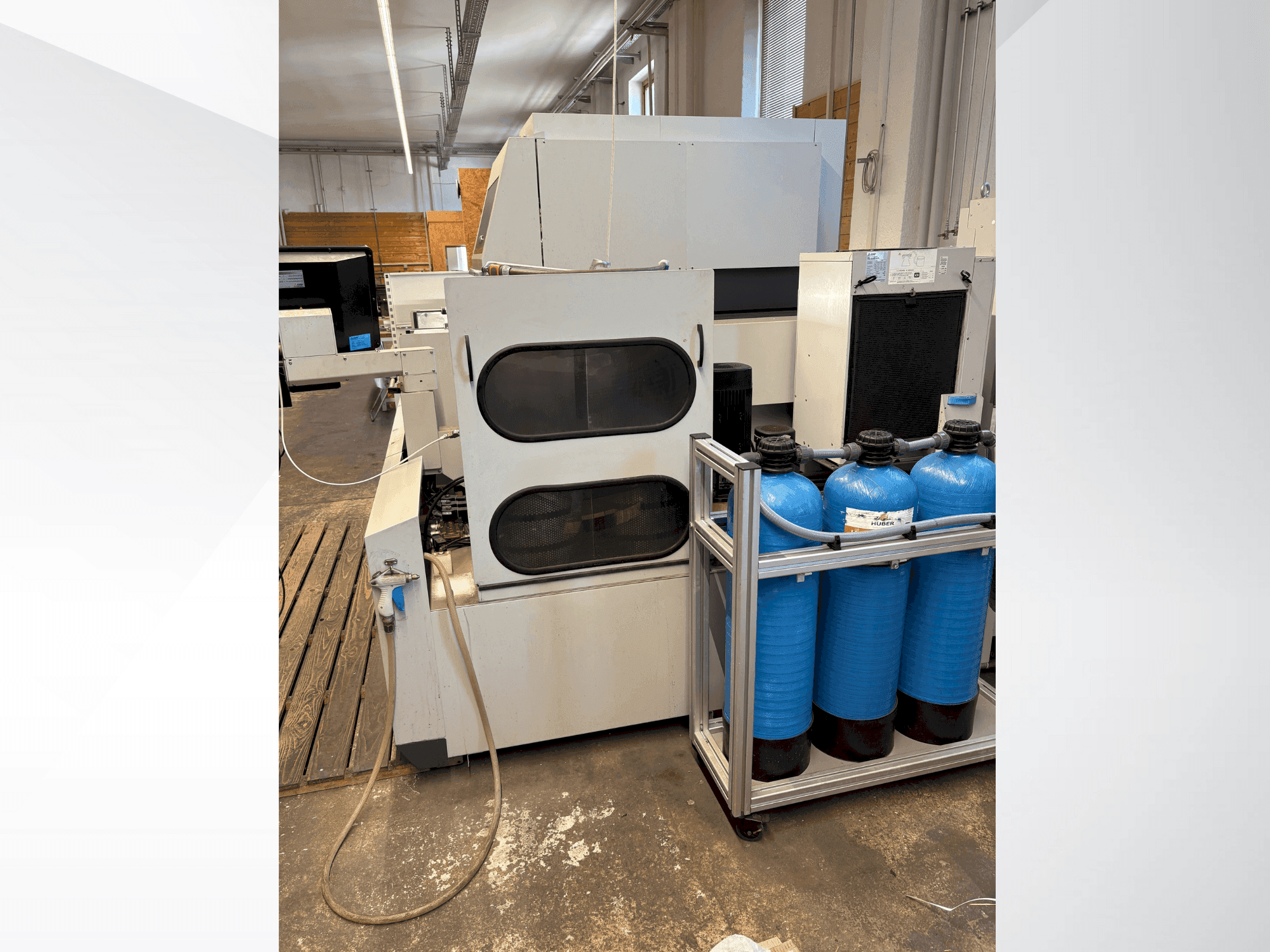 Vista Frontal  da Mitsubishi MV2400S  máquina