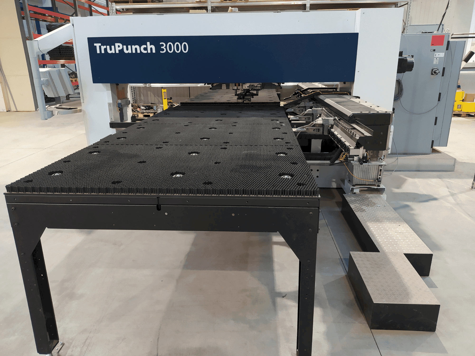 Vista Frontal  da TRUMPF TruPunch 3000  máquina
