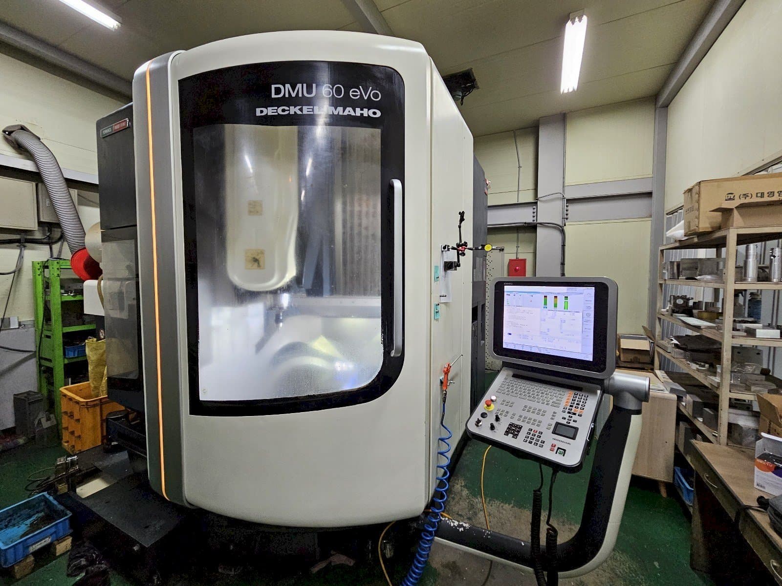 Vista Frontal  da DMG MORI DMU 60 EVO  máquina