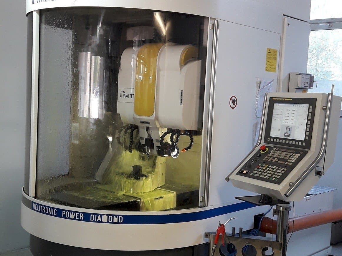 Vista Frontal  da Walter Helitronic Power F  máquina