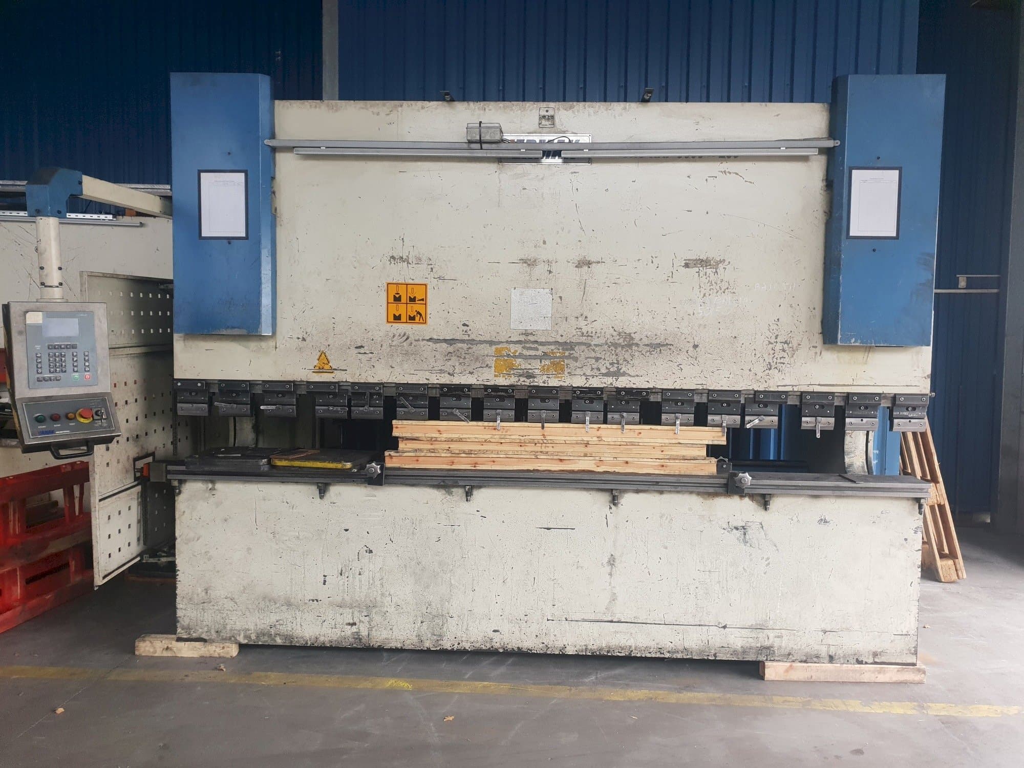 Vista Frontal  da ERMAK CNCHAP 3600x200  máquina