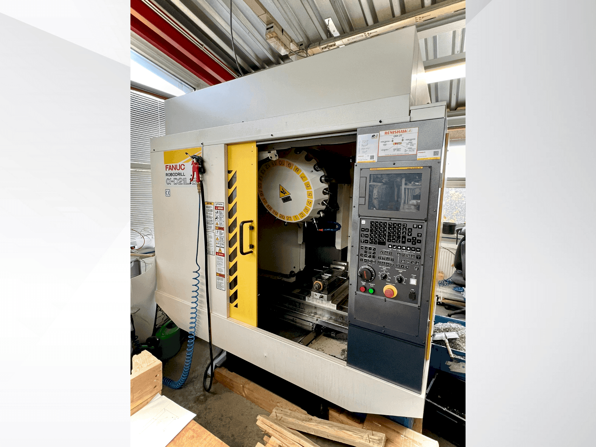 Vista Frontal  da FANUC ROBODRILL α-D21LiB5  máquina
