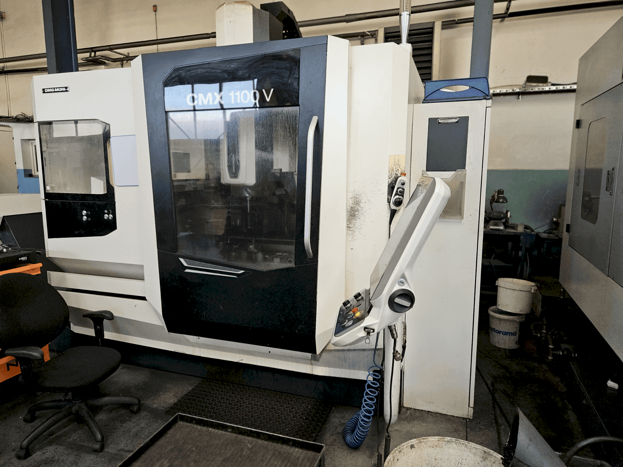 Vista Frontal  da DMG CMX 1100V  máquina