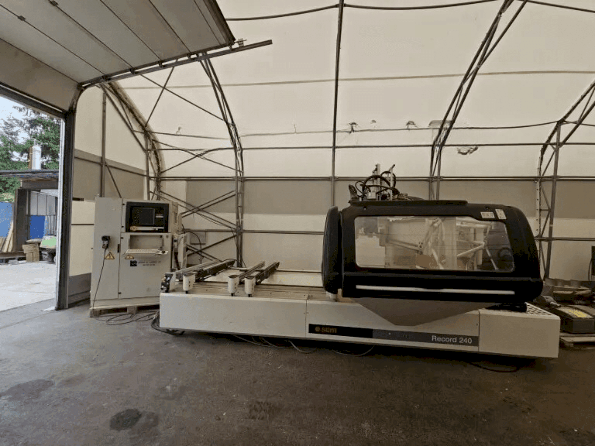 Vista Frontal  da SCM Record 240 TV  máquina