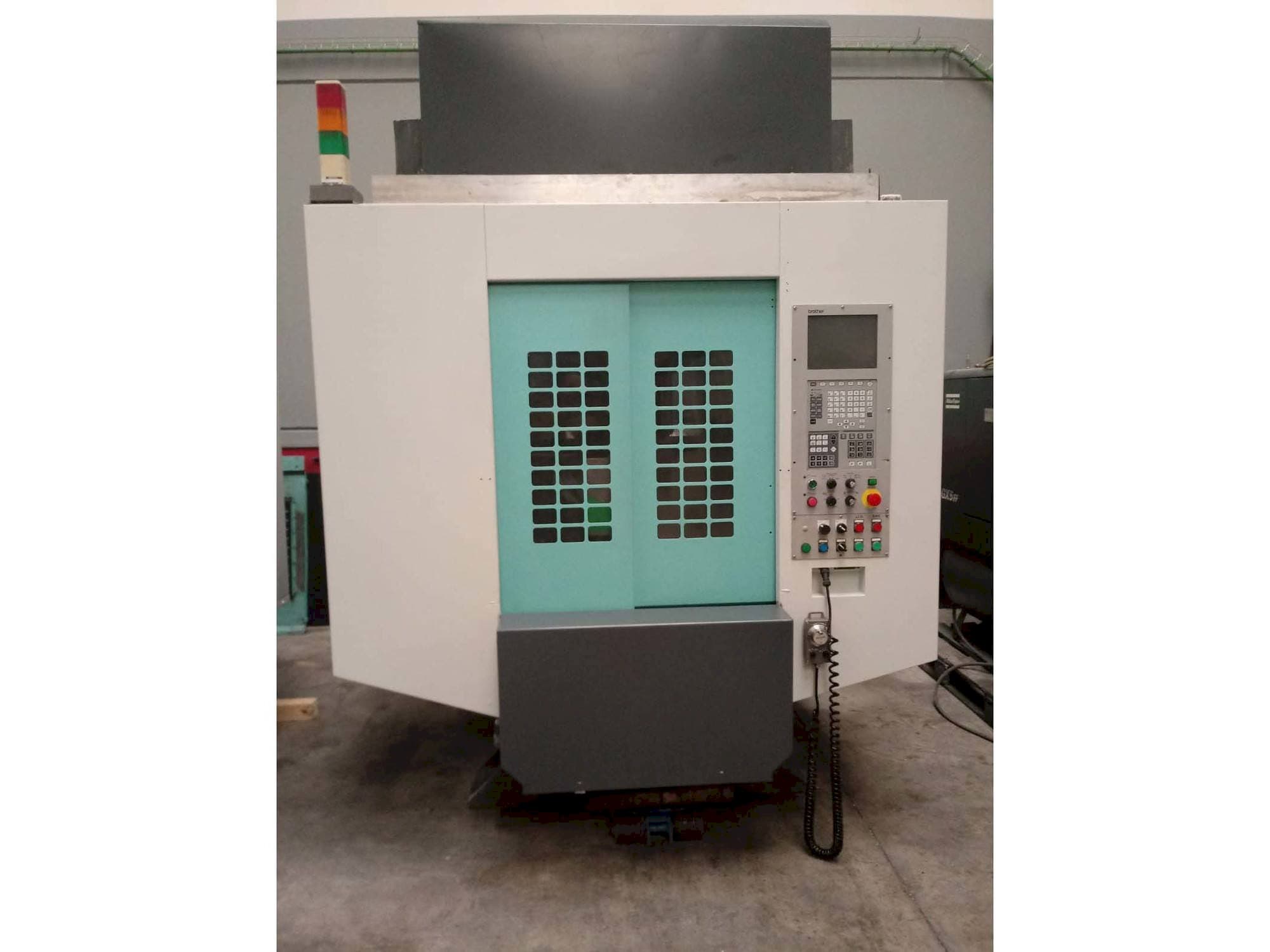 Vista Frontal  da Brother TC-S2DN-O  máquina