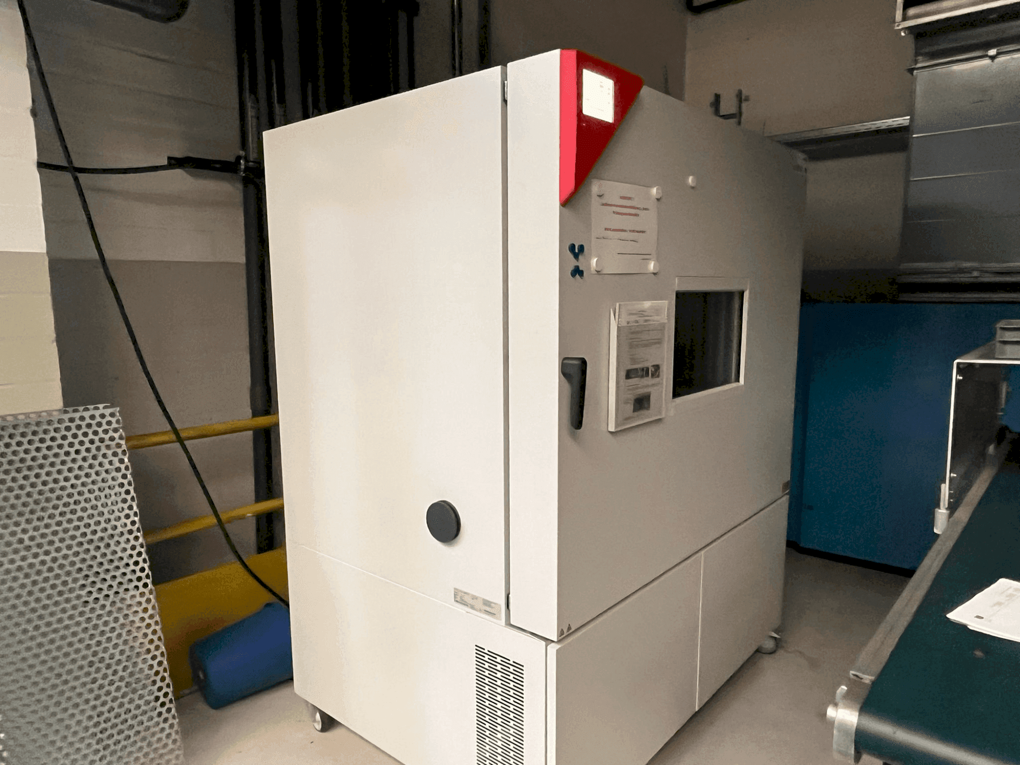 Vista Frontal  da BINDER MKFT 720  máquina