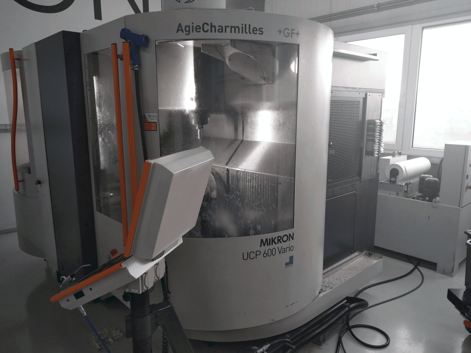 Vista Frontal  da MIKRON UCP 600 Vario  máquina