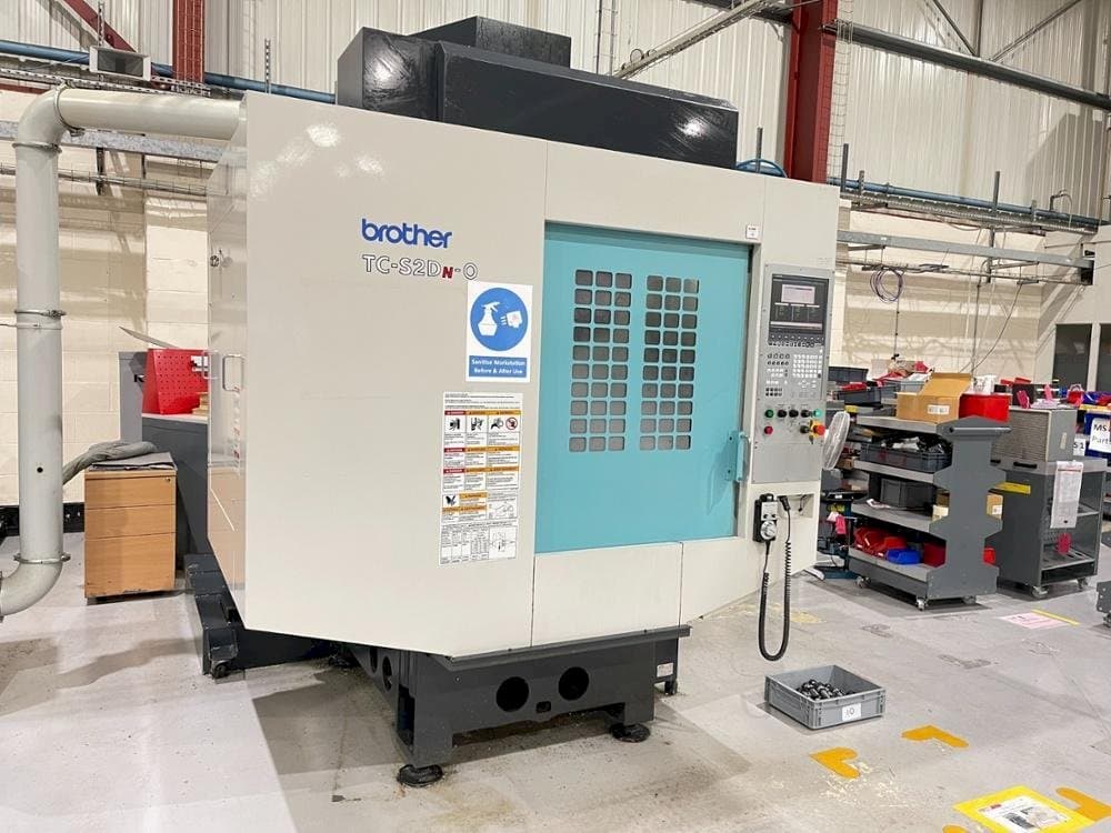 Vista Frontal  da Brother TC-S2DN-0  máquina