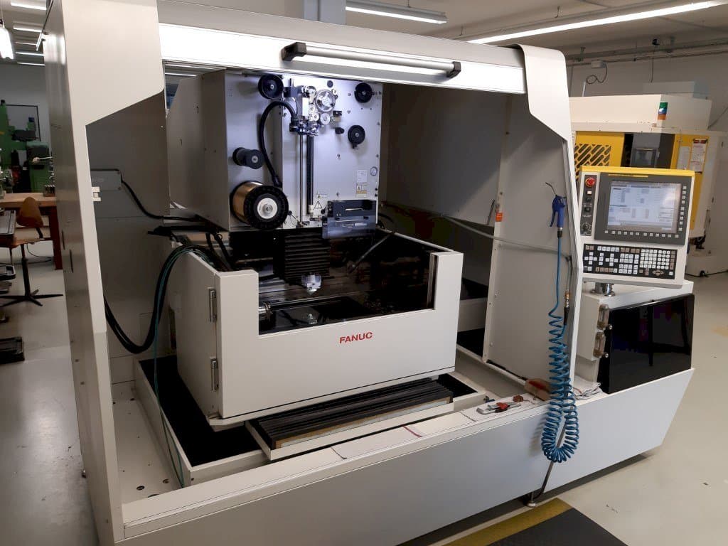 Vista Frontal  da FANUC Robocut Alpha-1iD  máquina