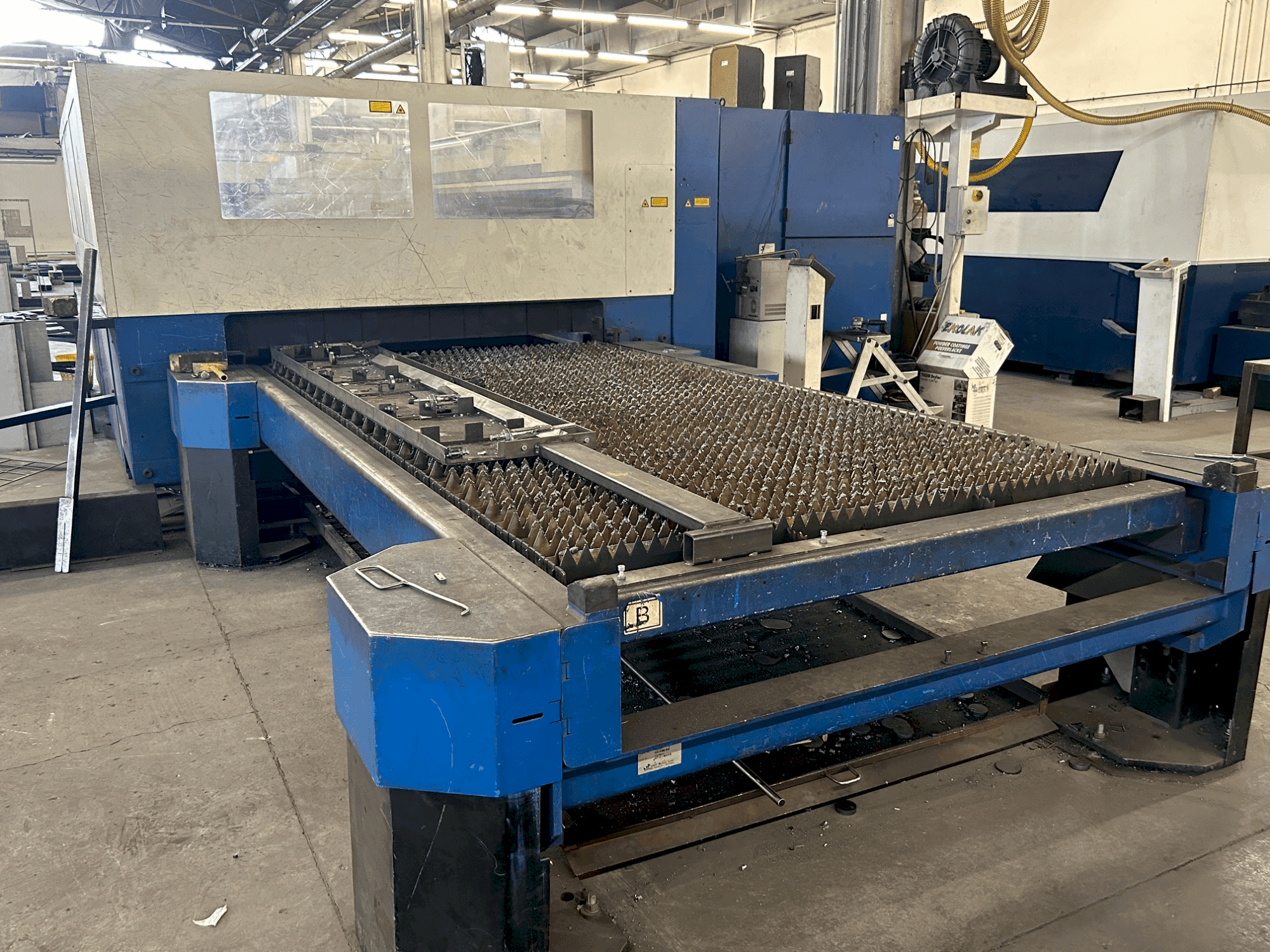 Vista Frontal  da TRUMPF trulaser 3030  (2007)  máquina