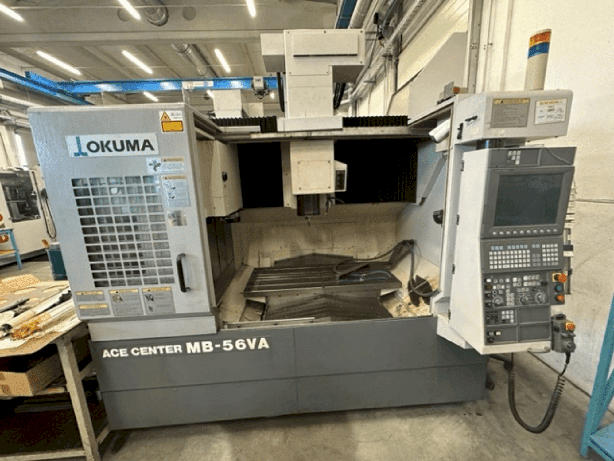 Vista Frontal  da Okuma MB-56 VA  máquina