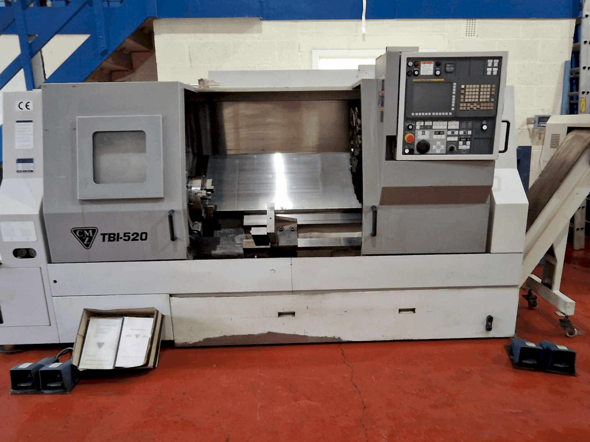 Vista Frontal  da CMZ TBI 520 CNC  máquina