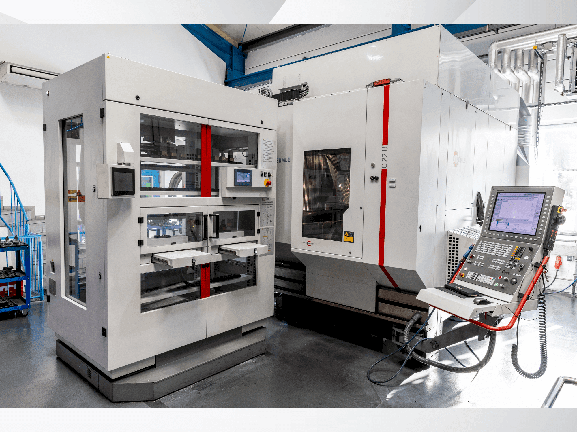 Vista Frontal  da HERMLE C22 with handling system IH30  máquina