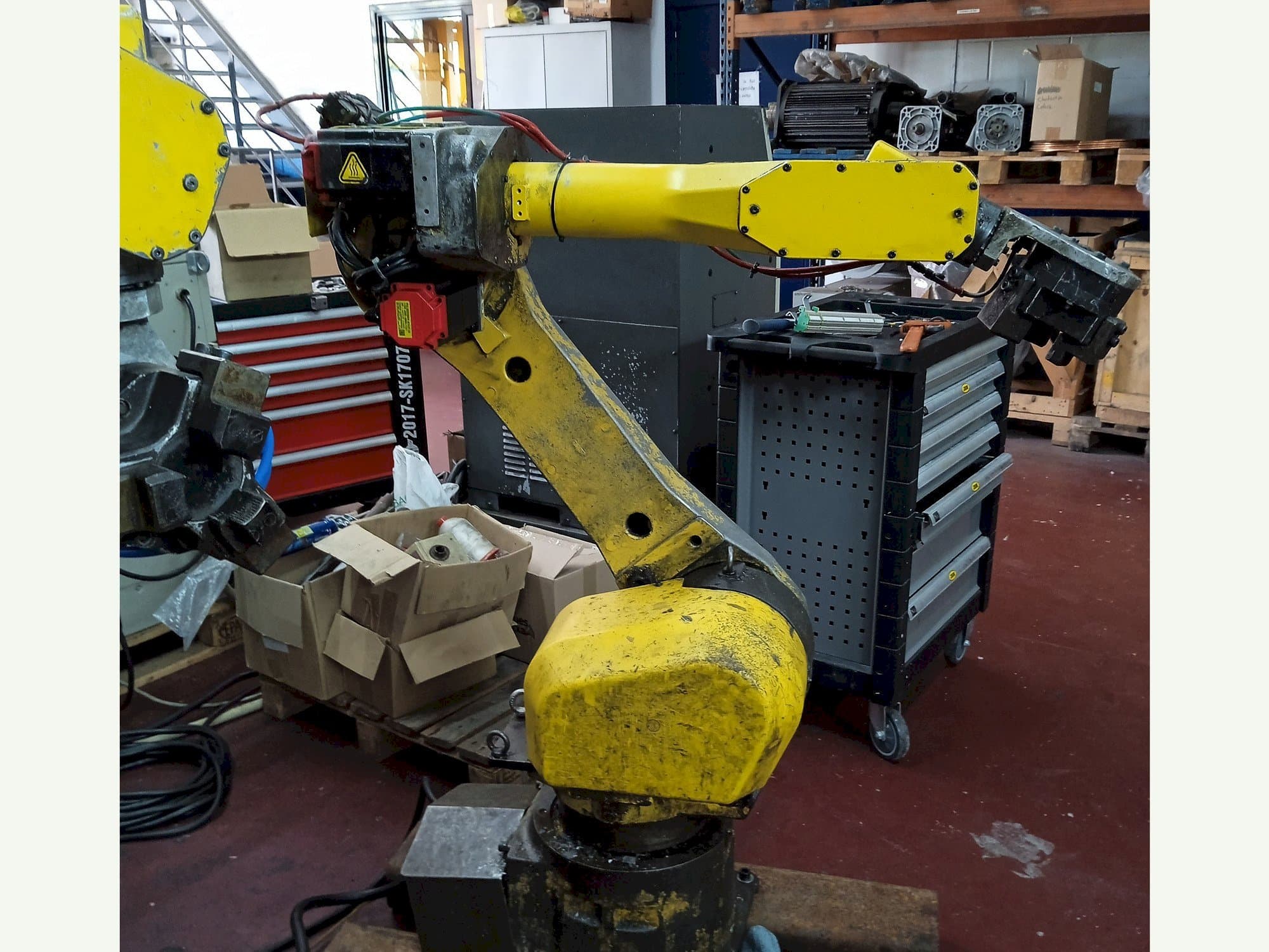 Vista Frontal  da FANUC M-16IB  máquina