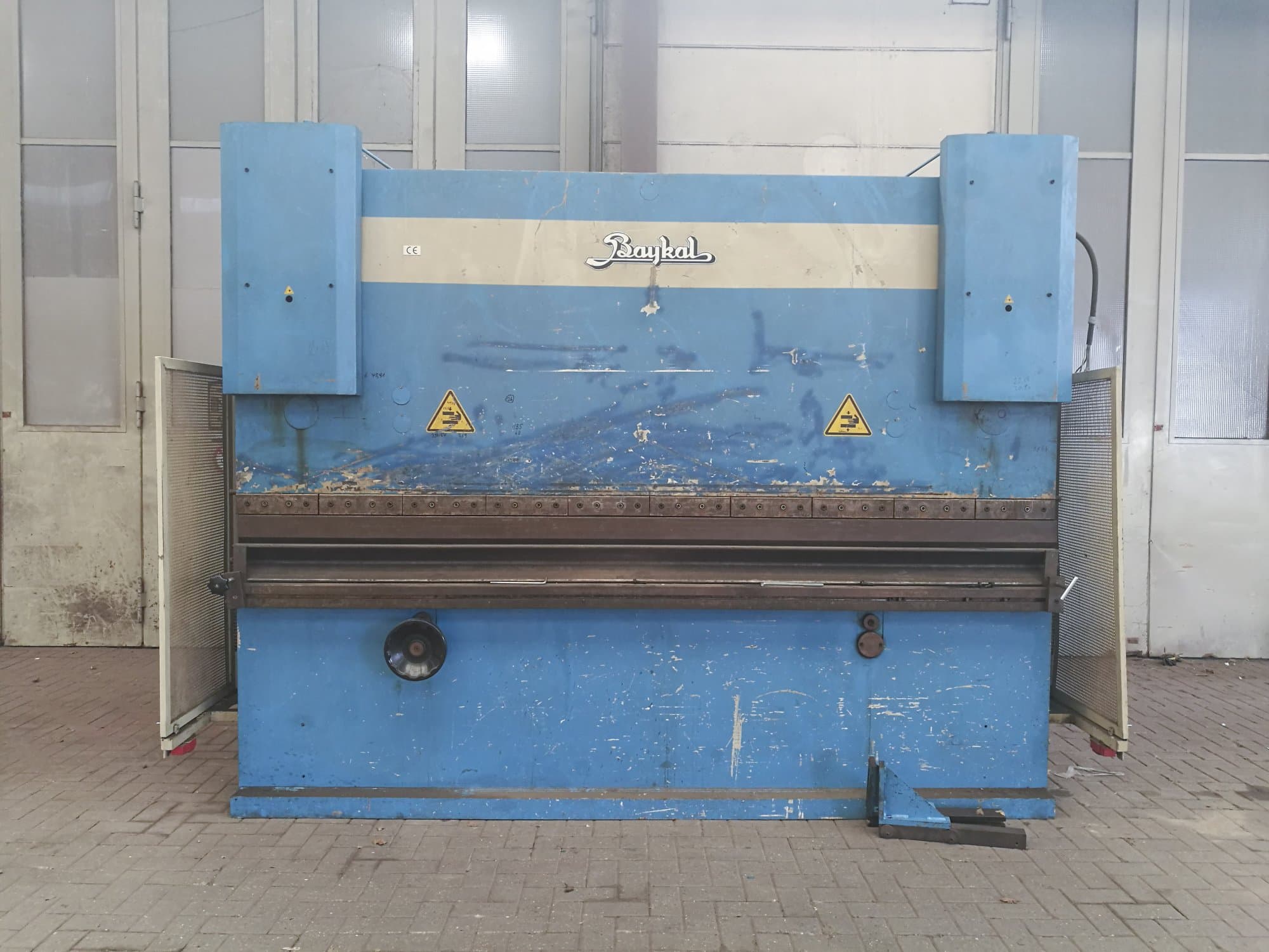 Vista Frontal  da Baykal APH 3112x220  máquina