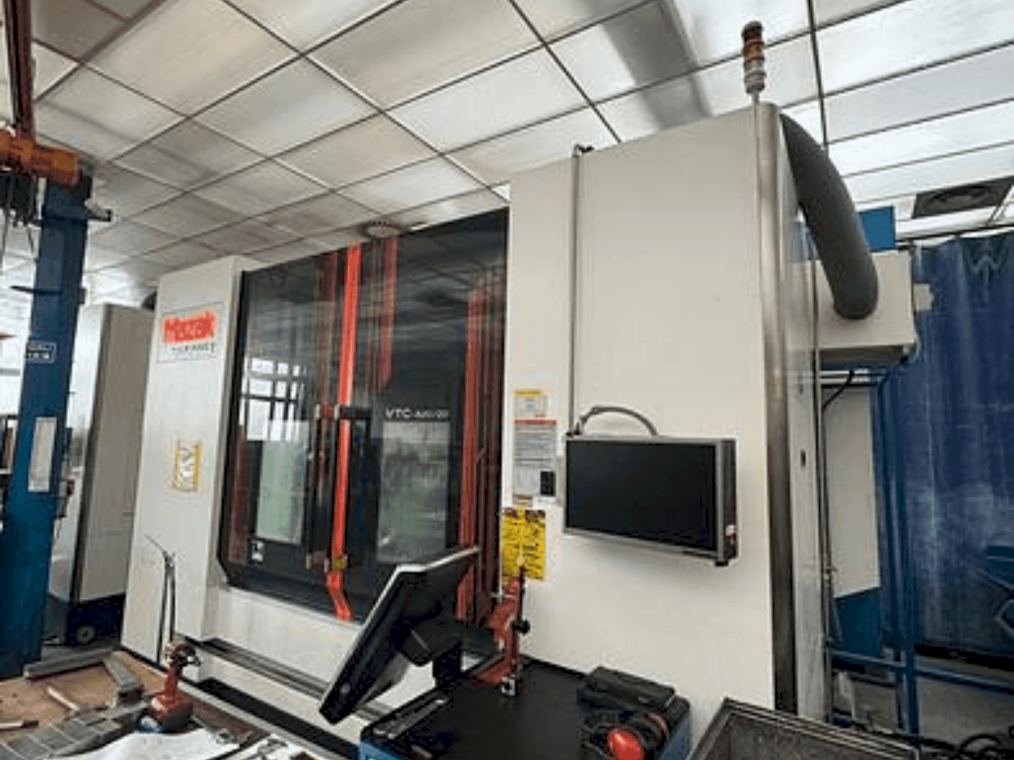 Vista Frontal  da Mazak VTC 820/20  máquina