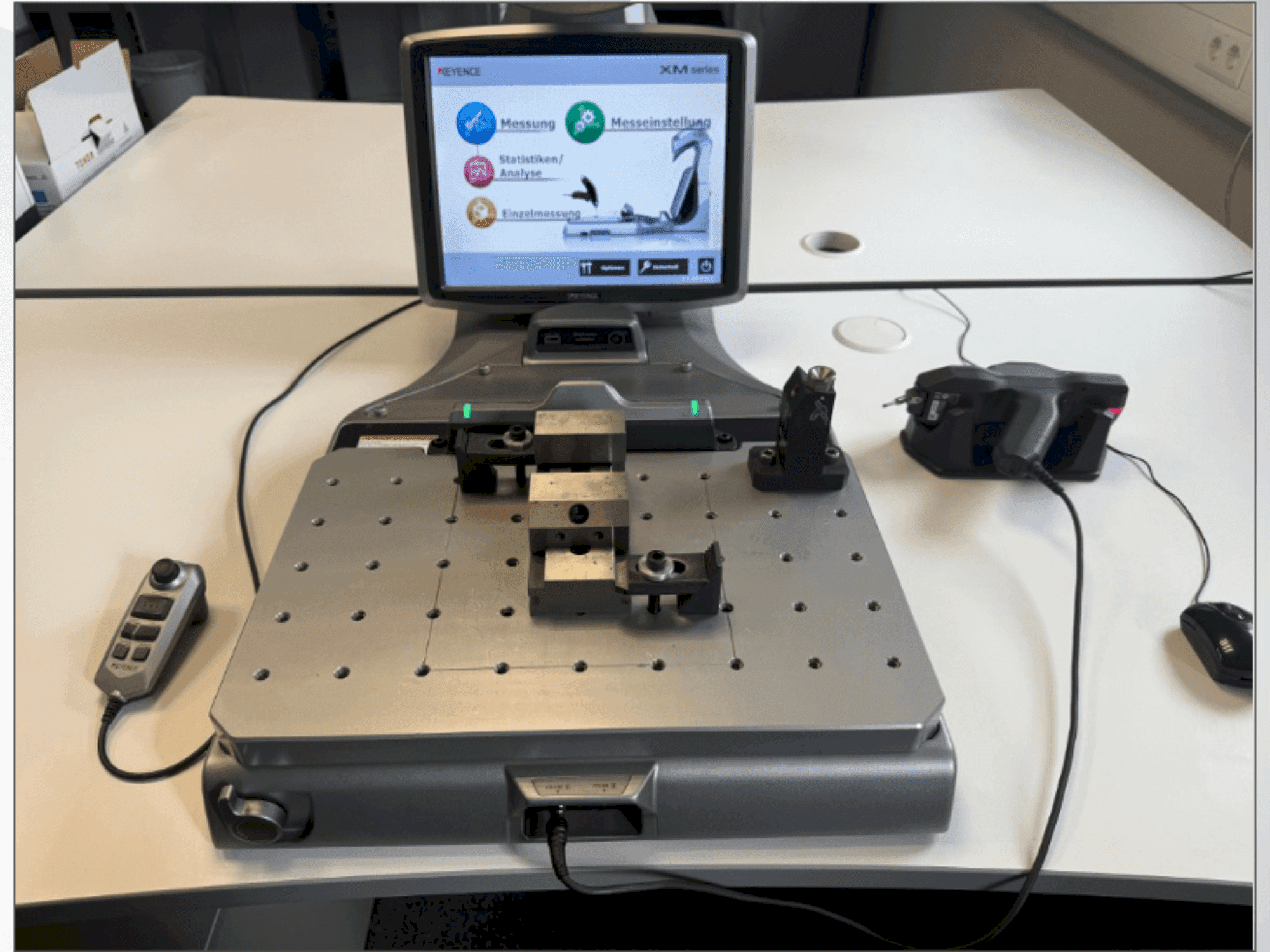 Vista Frontal  da KEYENCE XM-1200  máquina