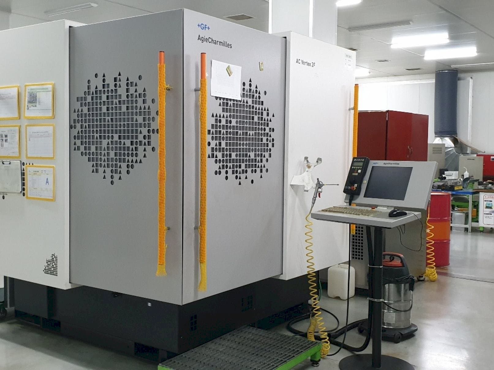 Vista Frontal  da AgieCharmilles AC VERTEX 2F  máquina