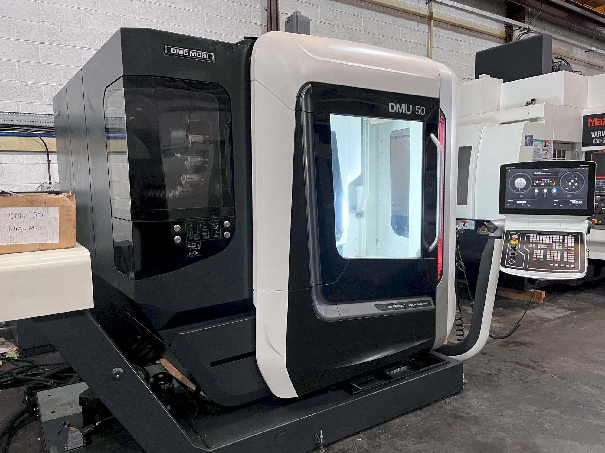 Vista Frontal  da DMG DMU 50  máquina