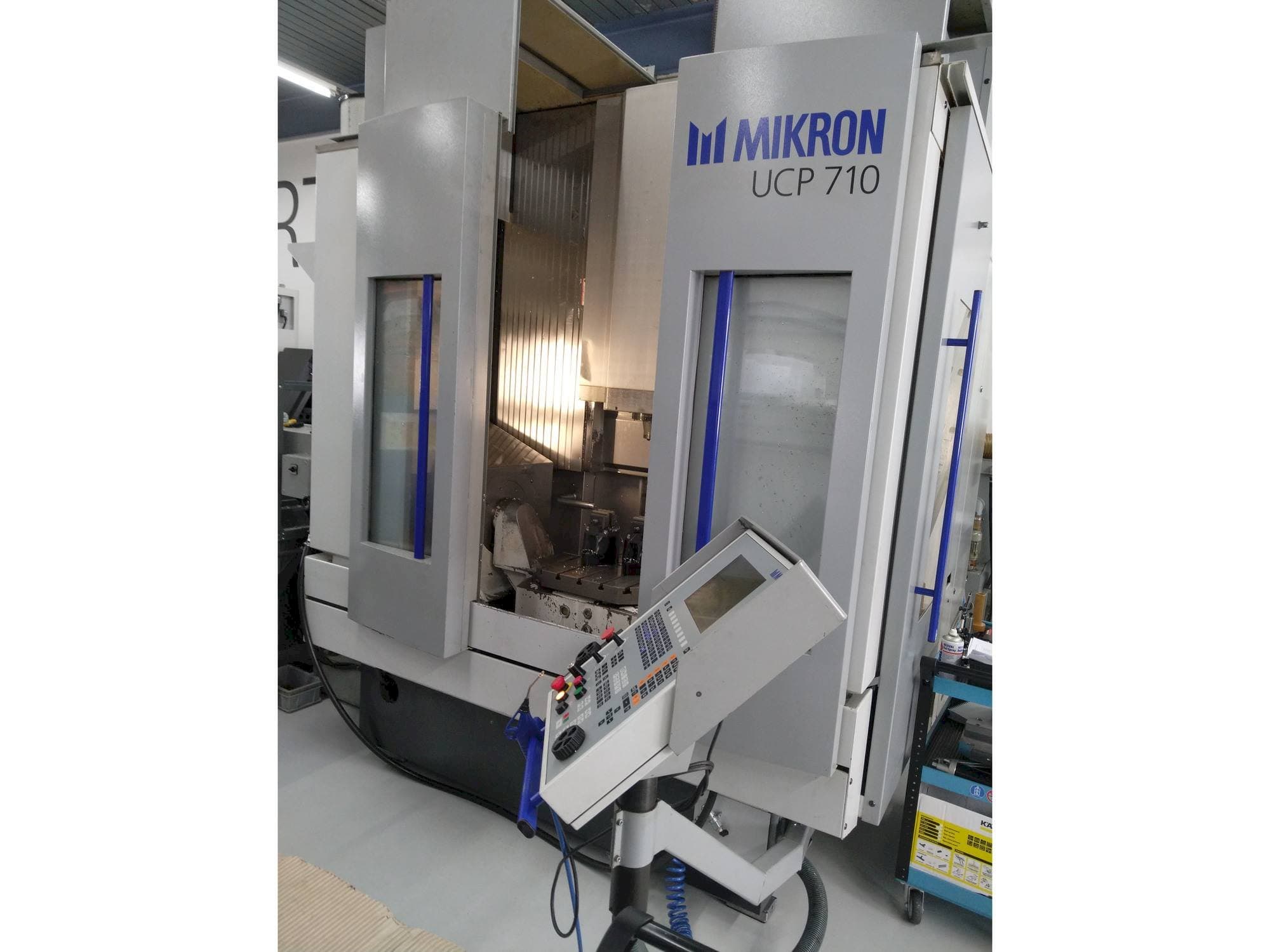 Vista Frontal  da MIKRON UCP 710  máquina