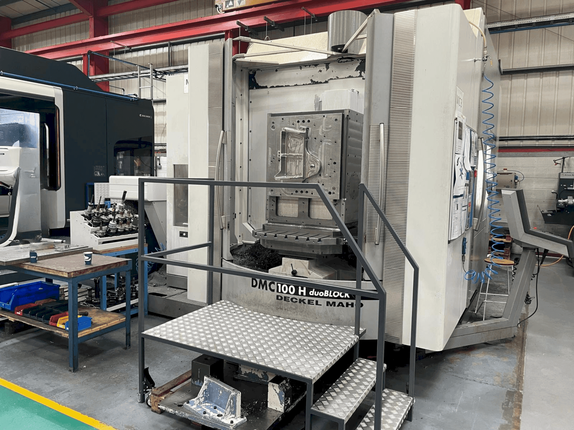 Vista Frontal  da DMG DECKEL MAHO DMC 100H duoBLOCK  máquina