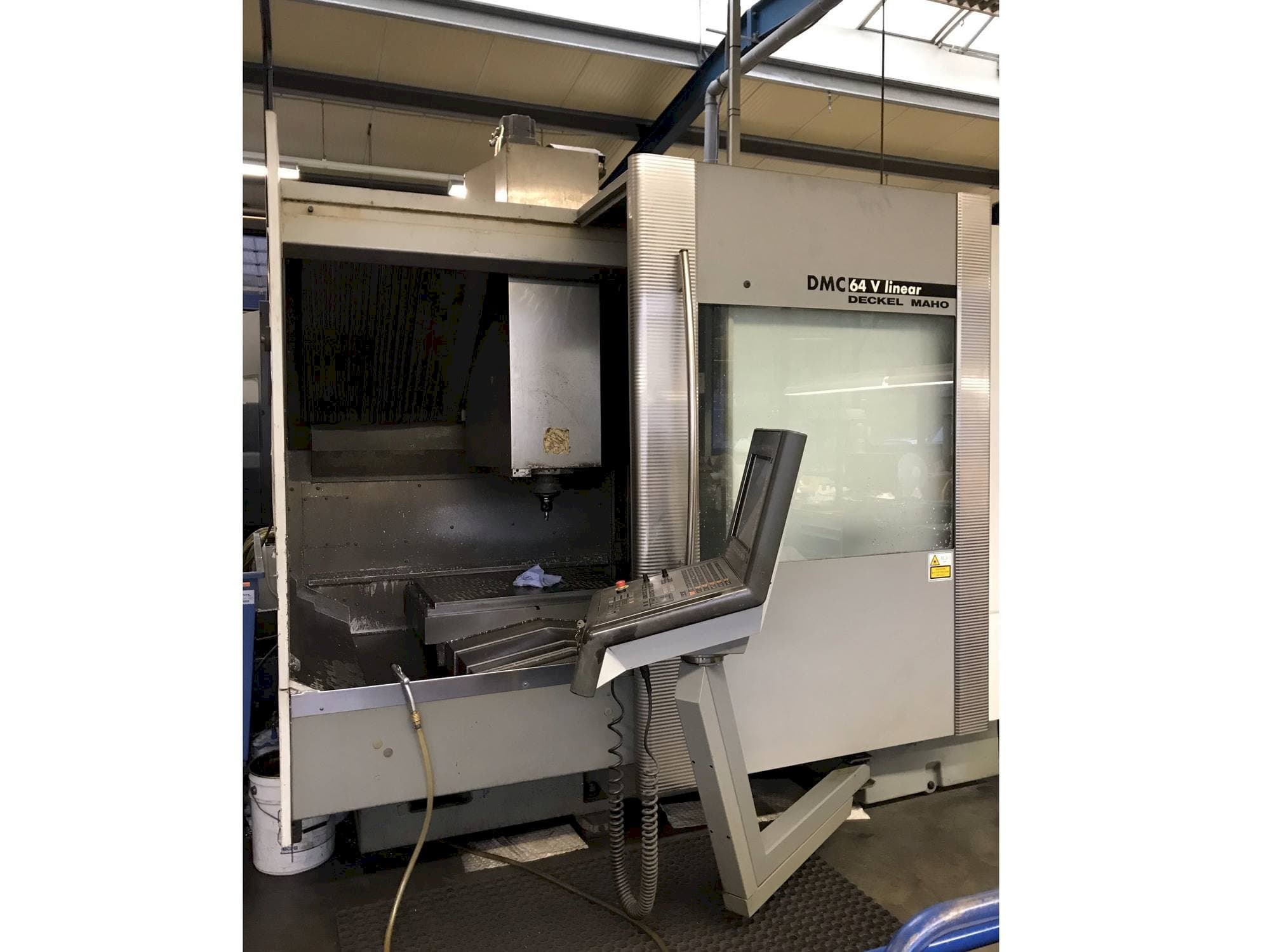 Vista Lateral Esquerda  da DECKEL MAHO DMC 64V Linear  máquina