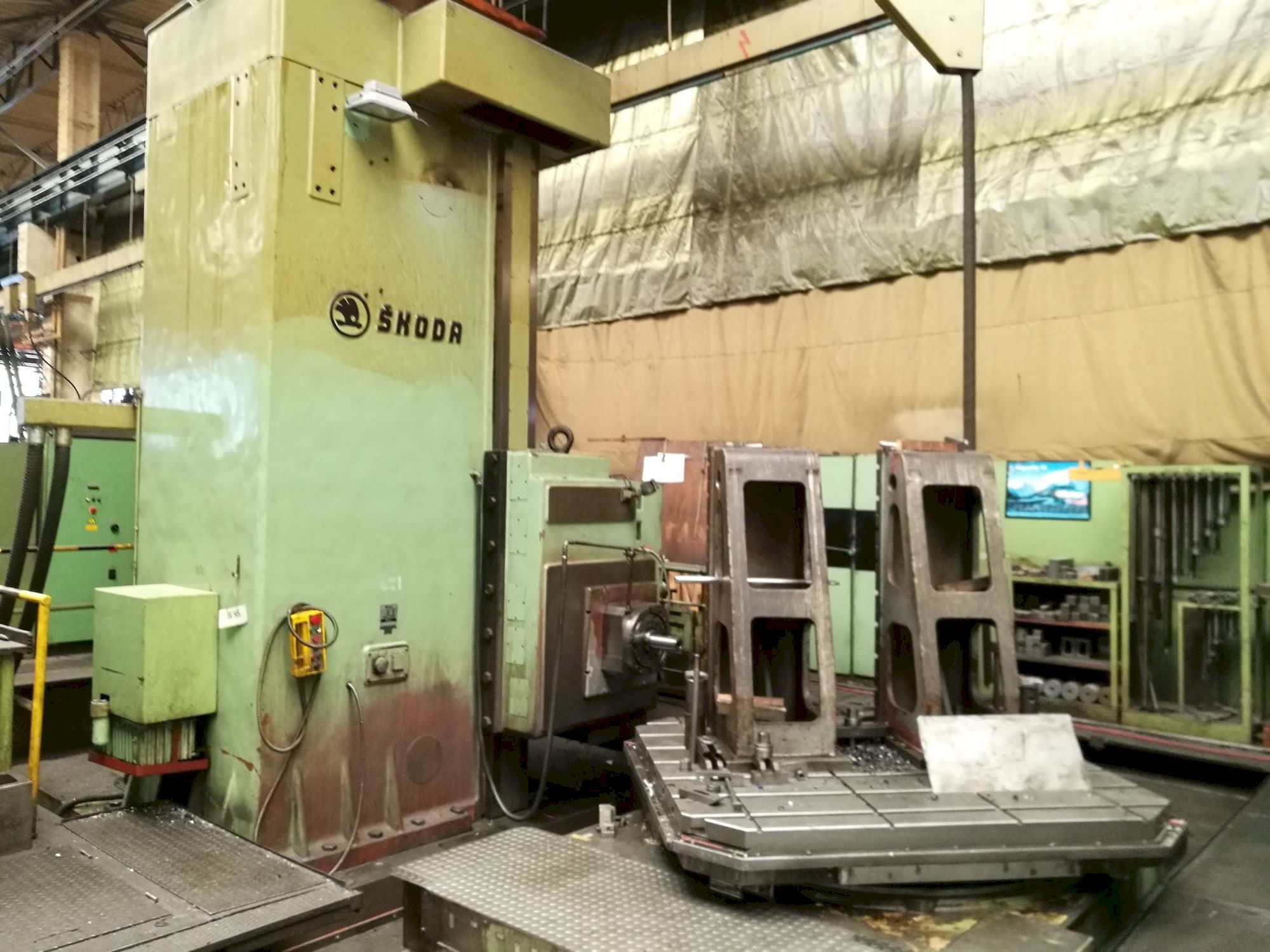 Vista Frontal  da SKODA WI 130  máquina