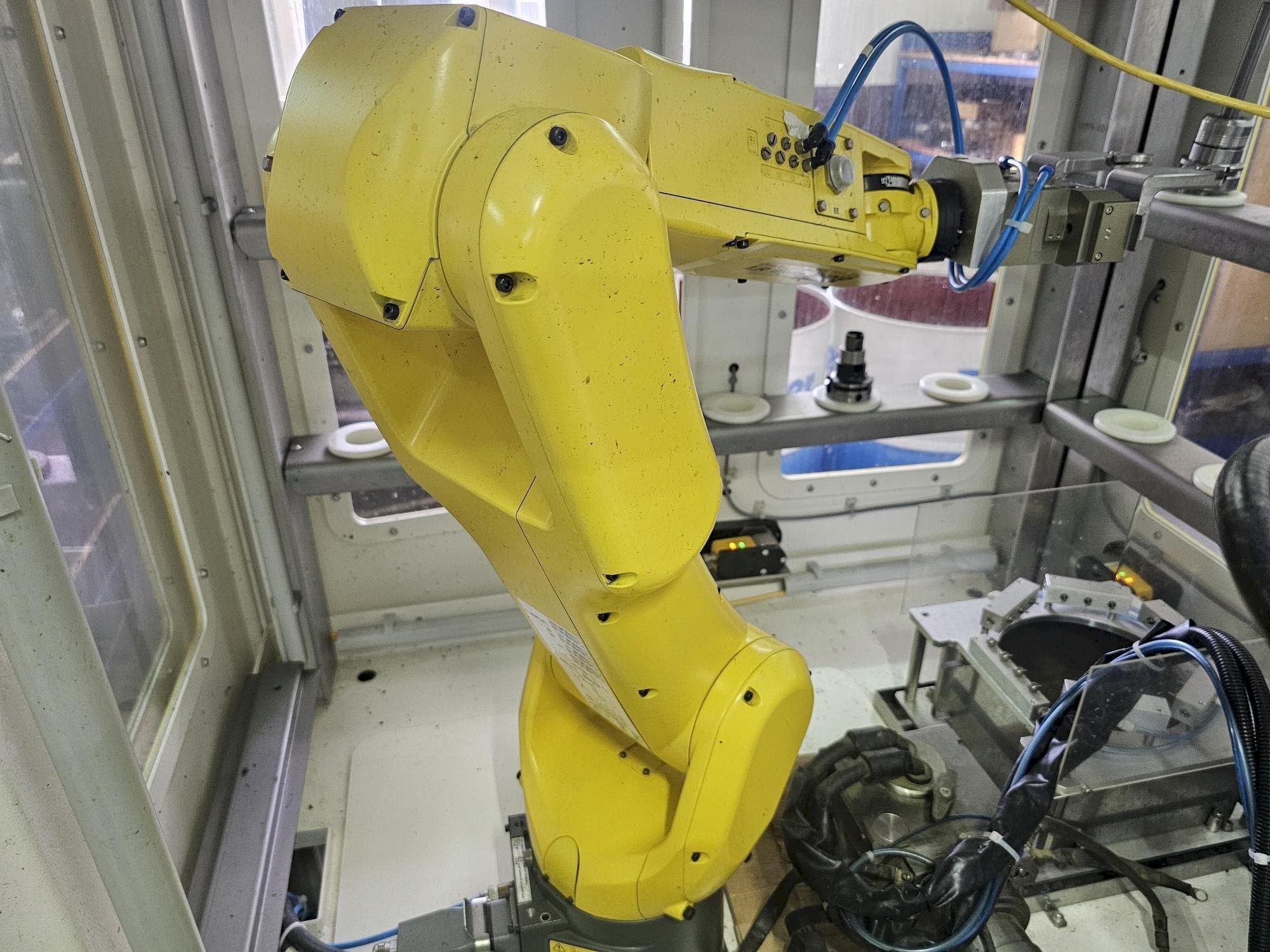 Vista Frontal  da FANUC LR Mate 200 id 7L  máquina