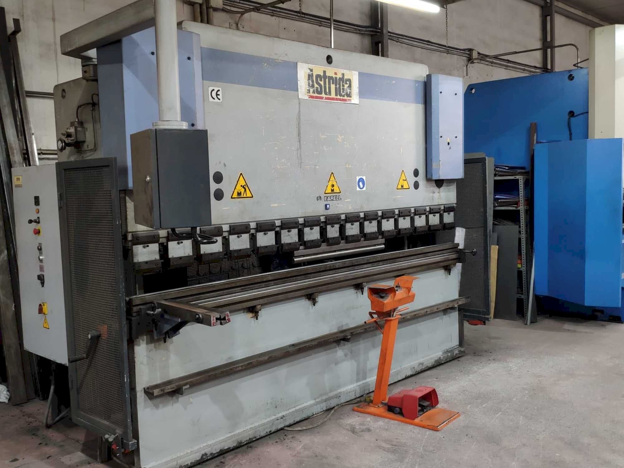 Vista Frontal  da Astrida APH 3106-120  máquina