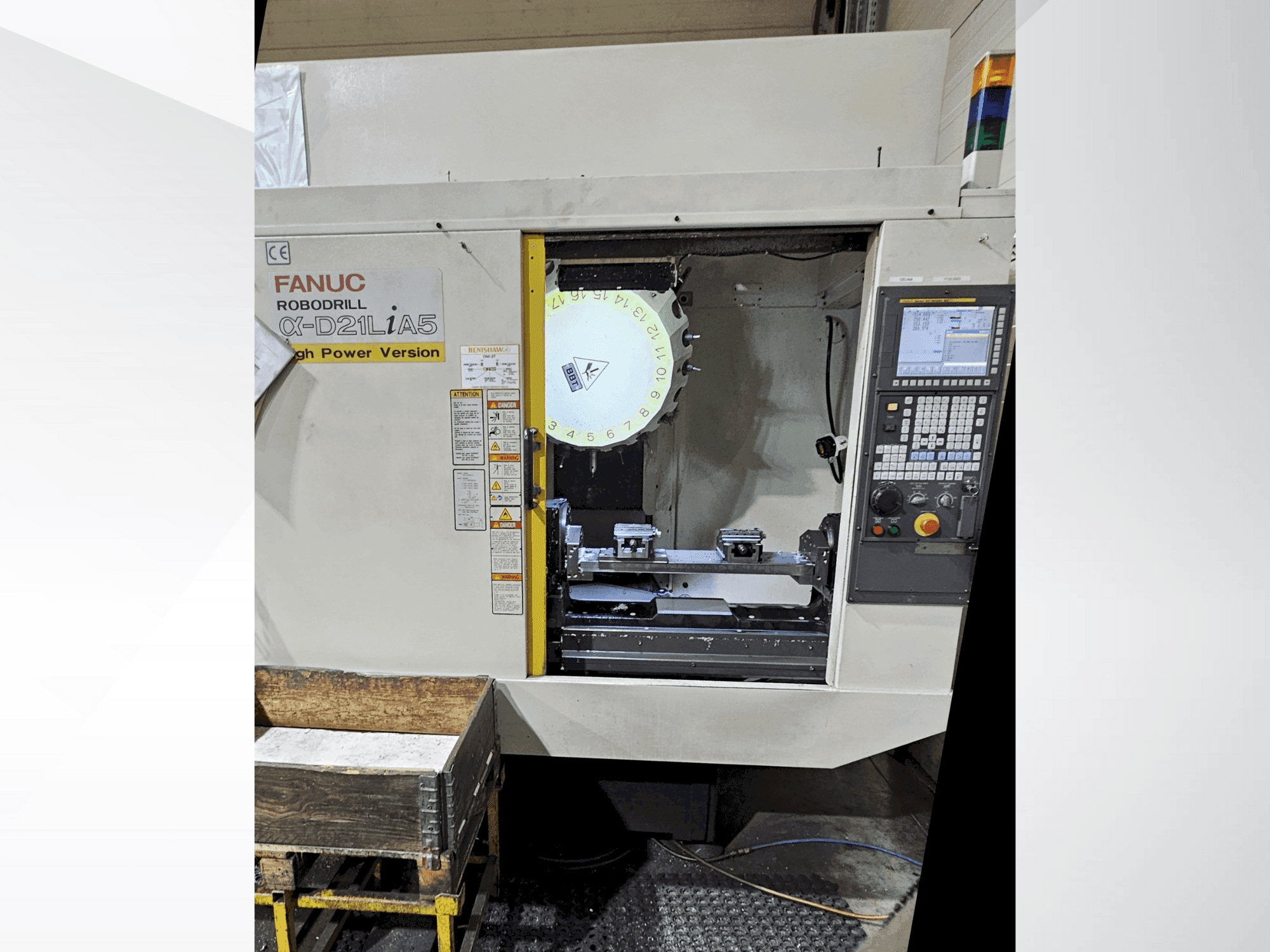 Vista Frontal  da FANUC Robodrill α-D21L iA  máquina