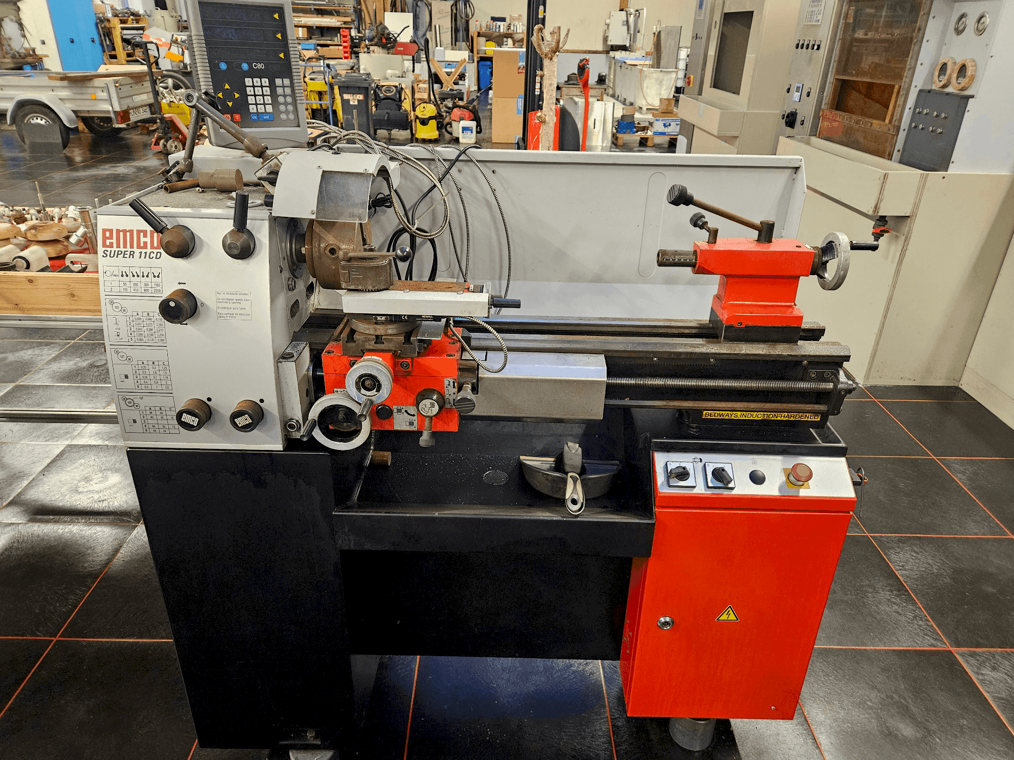 Vista Frontal  da EMCO SUPER11 CD  máquina