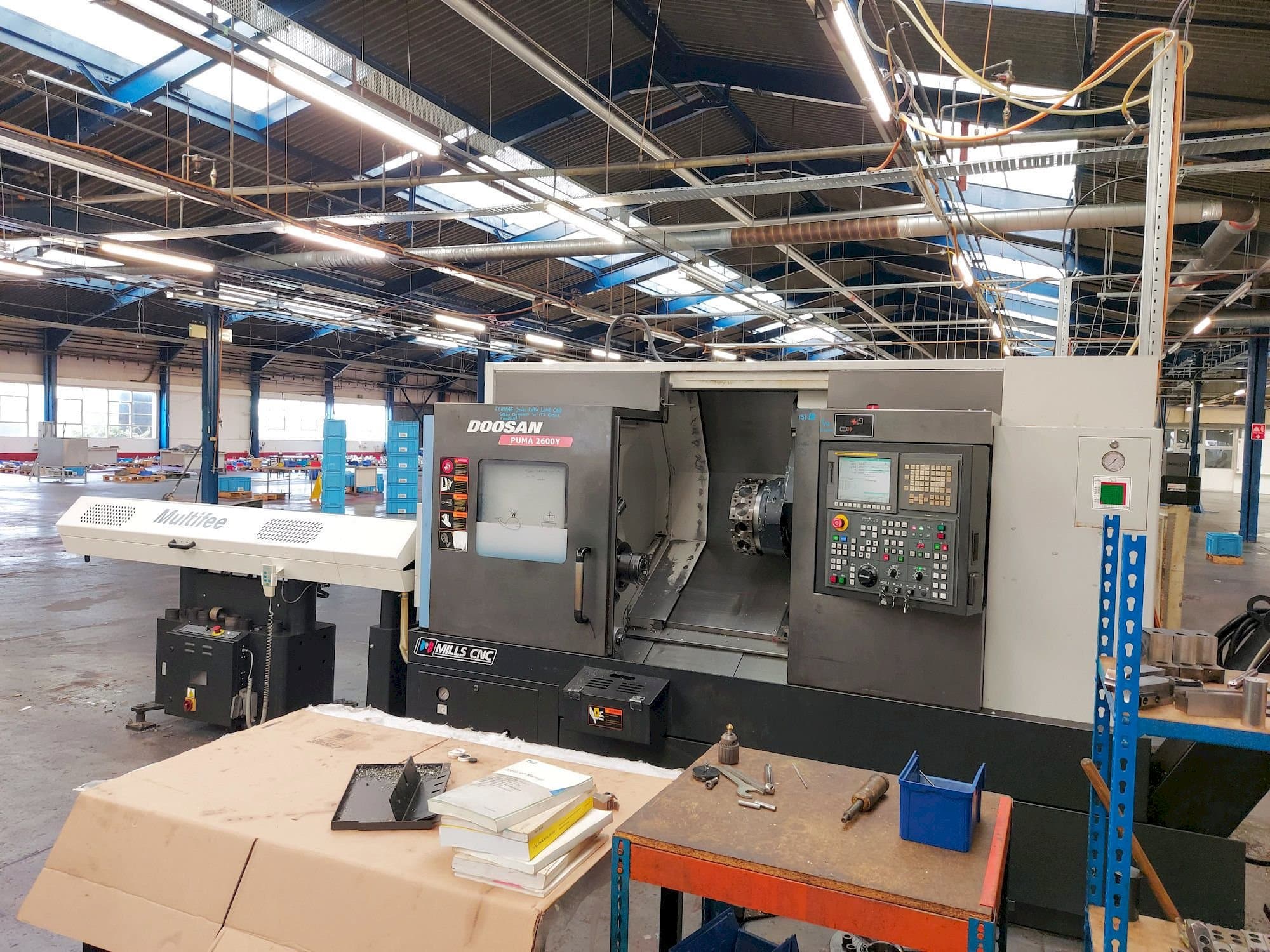 Vista Frontal  da Doosan Puma 2600Y  máquina