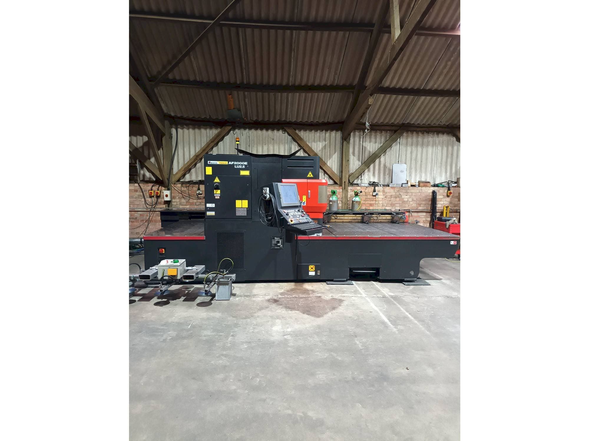 Vista Frontal  da AMADA LC 2415 alpha 4 NT  máquina