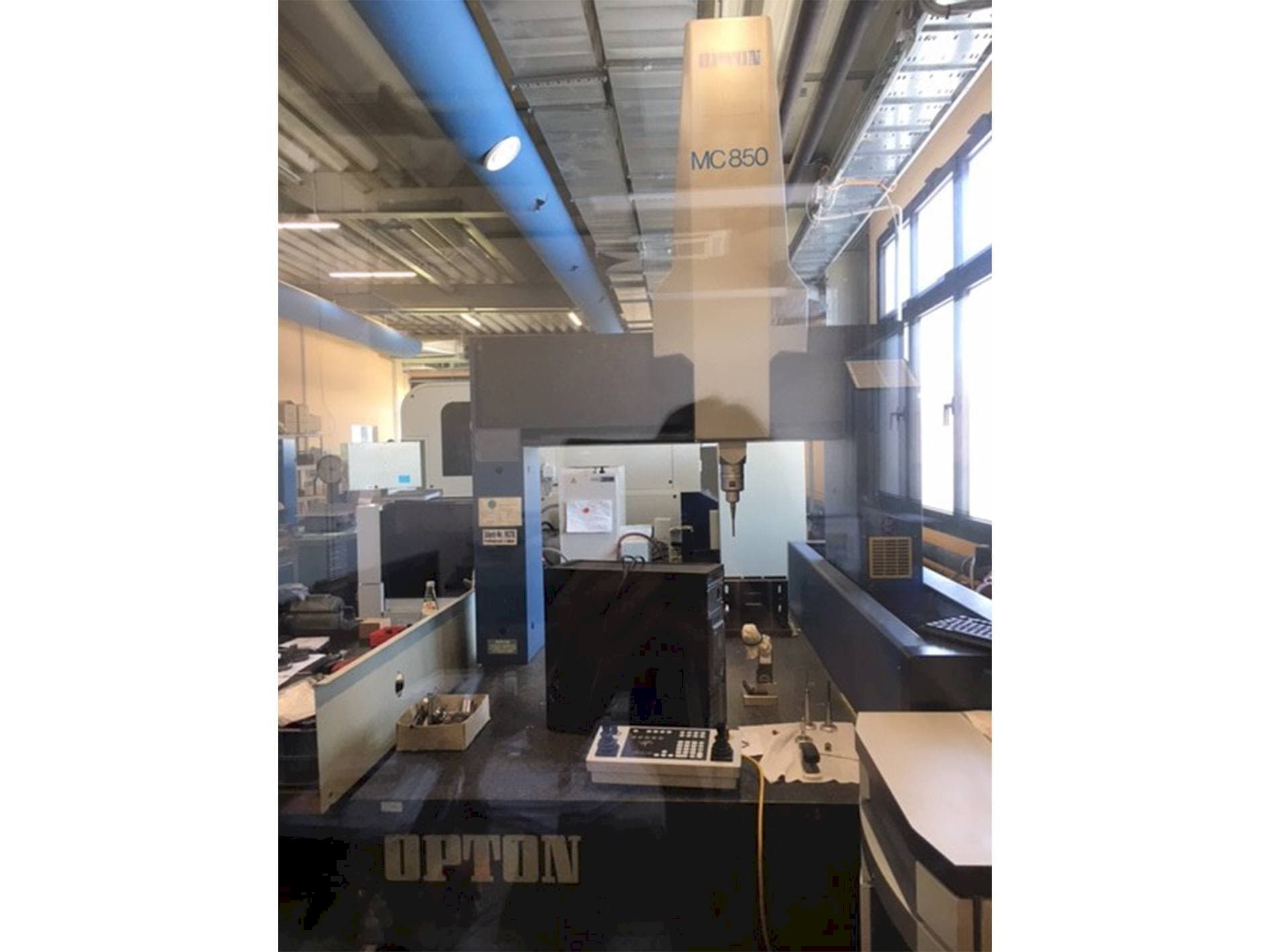 Vista Frontal  da ZEISS Opton MC 850  máquina