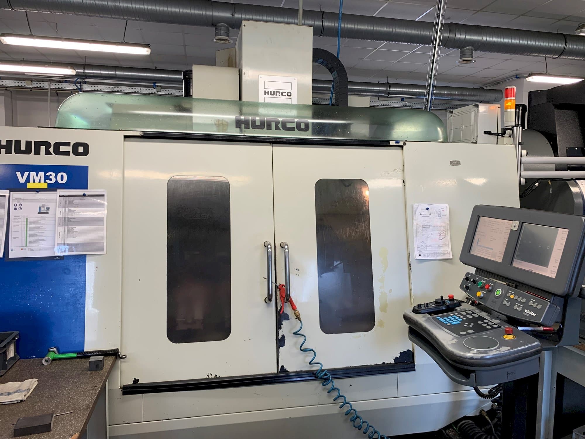 Vista Frontal  da Hurco VM30  máquina