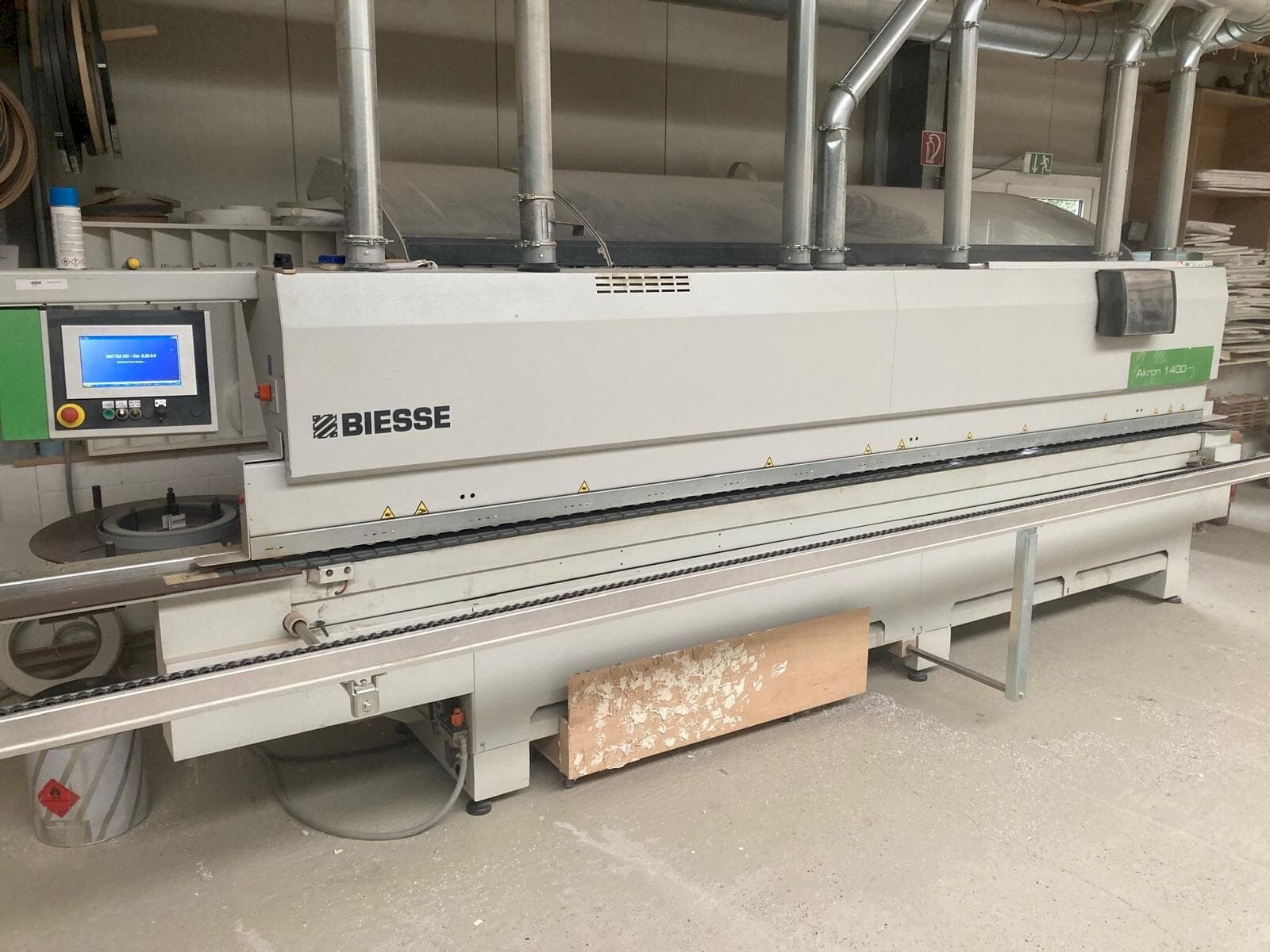 Vista Frontal  da BIESSE AKRON 1440  máquina