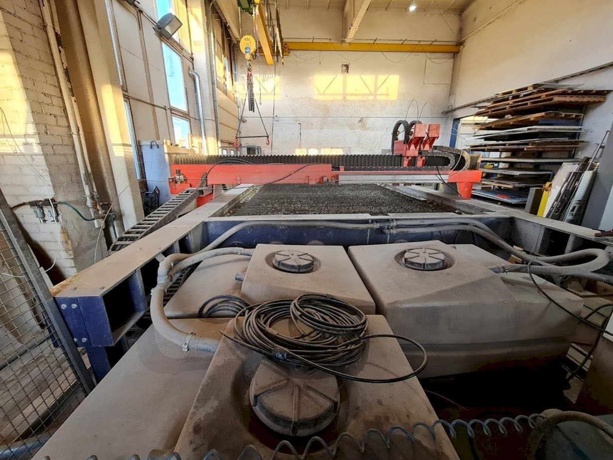 Vista Frontal  da Bystronic ByJet Classic L 6030  máquina