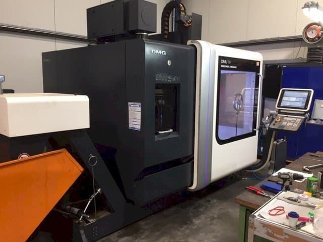 Vista Frontal  da DECKEL MAHO DMU 70  máquina