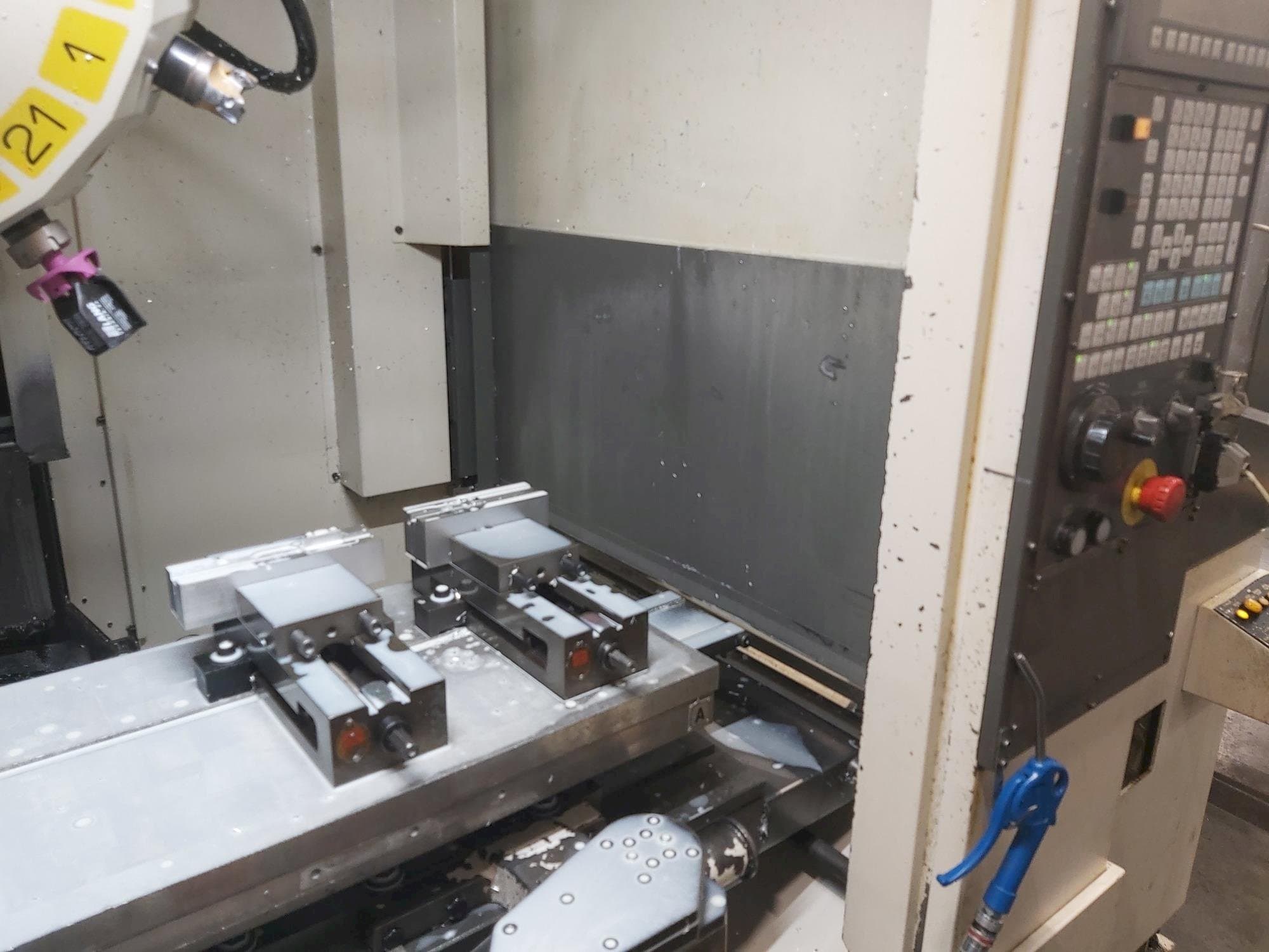 Vista Frontal  da FANUC Robodrill Alpha T21iE  máquina