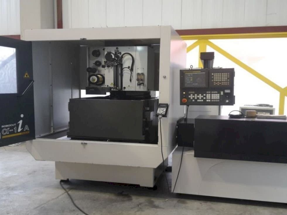 Vista Frontal  da FANUC Robocut α-1iA  máquina