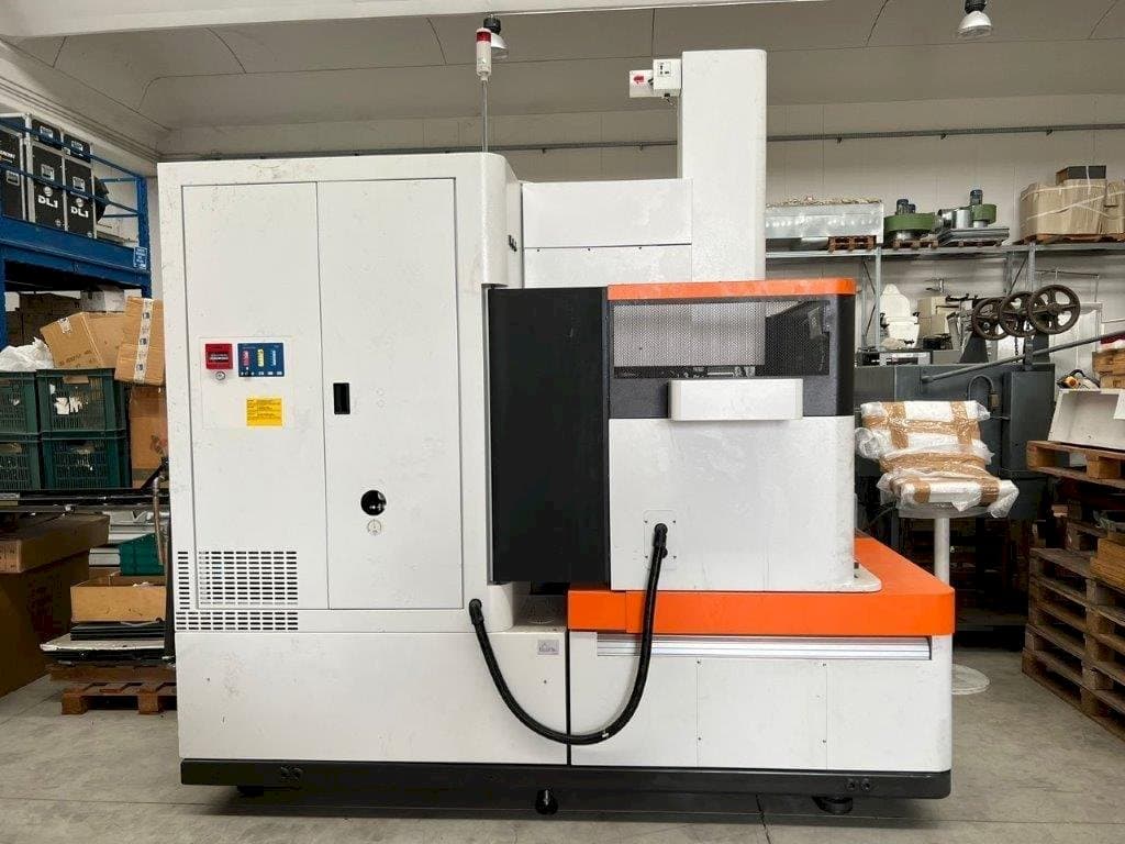 Vista Frontal  da AgieCharmilles FORM 30  máquina