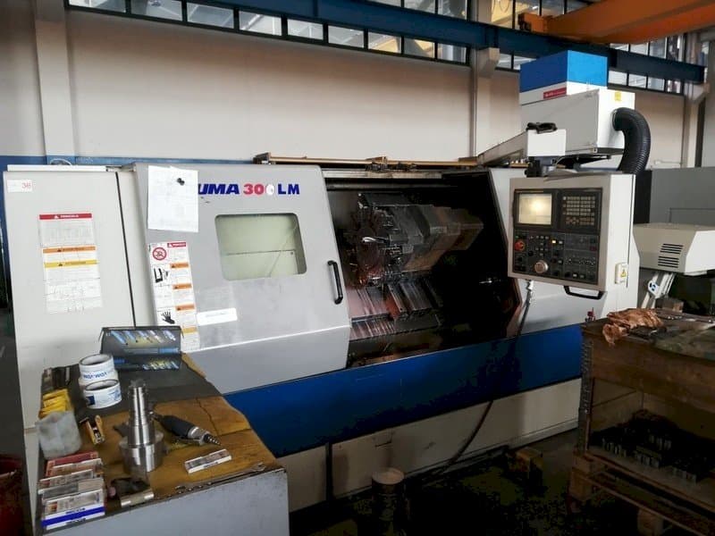 Vista Frontal  da Doosan PUMA 300 LMB  máquina