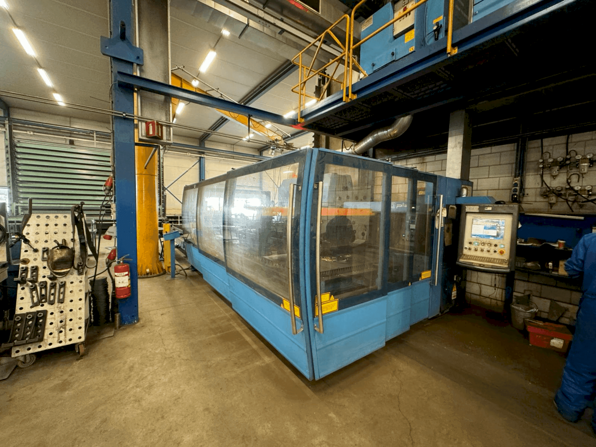 Vista Frontal  da Prima Power Platino 1530HS 3kW CO2  máquina