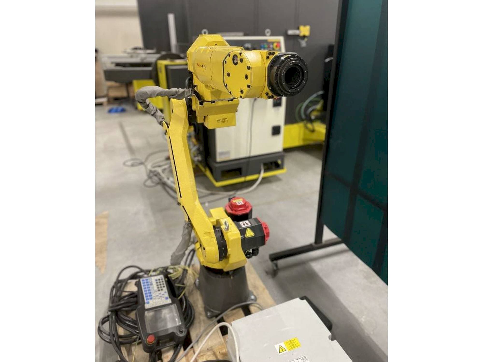 Vista Frontal  da FANUC M10iA/12  máquina