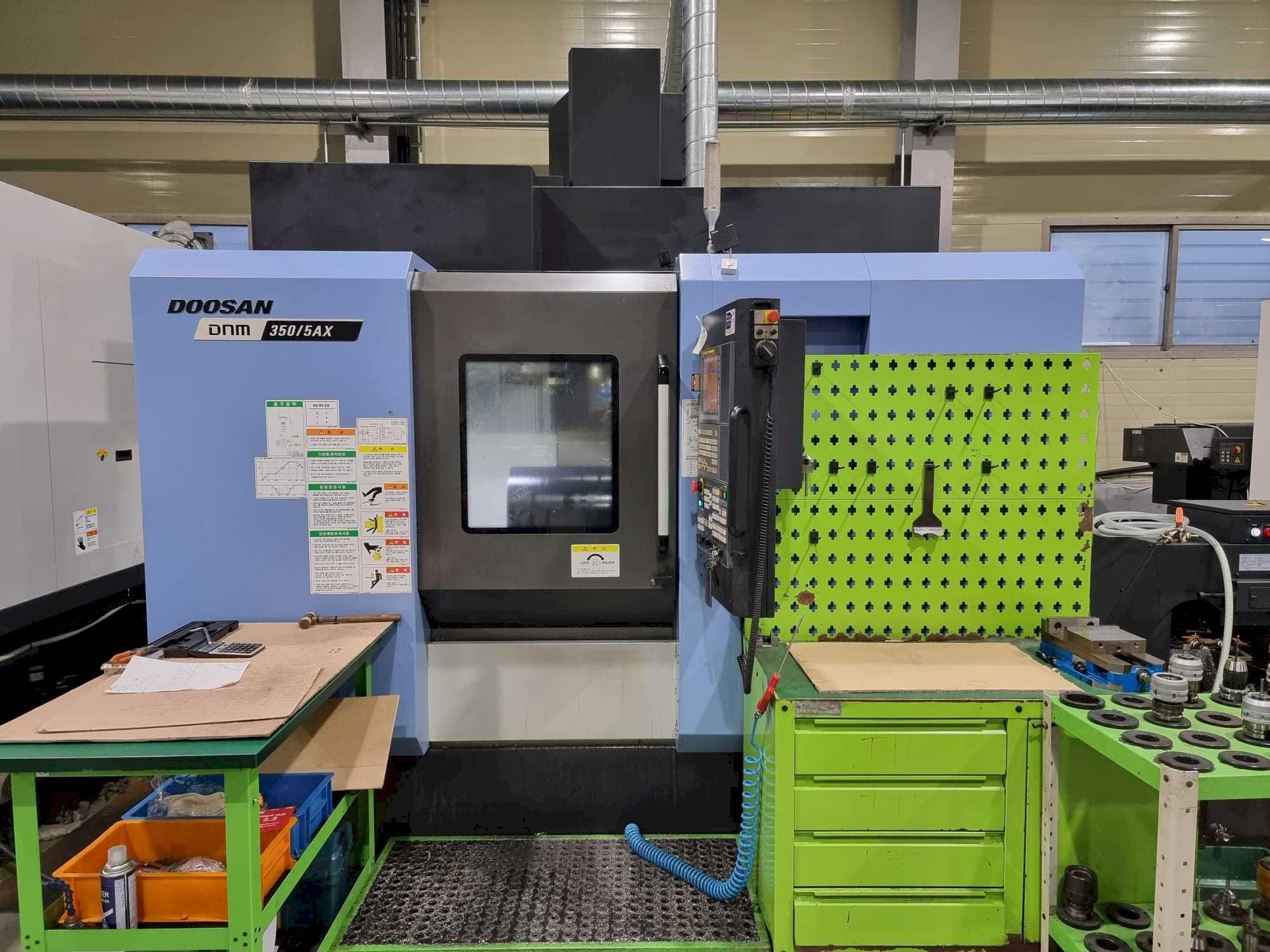 Vista Frontal  da Doosan DNM350/5AX  máquina