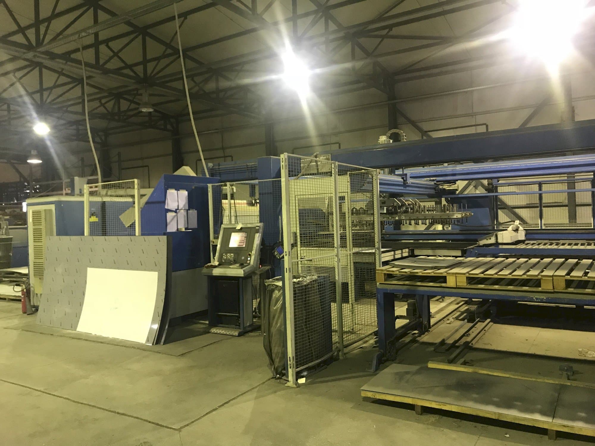 Vista Frontal  da Finn-Power LP6  máquina